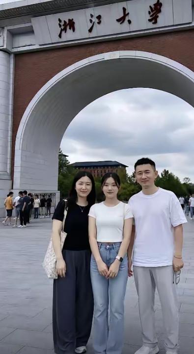 浙大报到季的高颜值一家三口，藏着普通家庭最羡慕的安稳幸福。

9月2日，浙大紫金