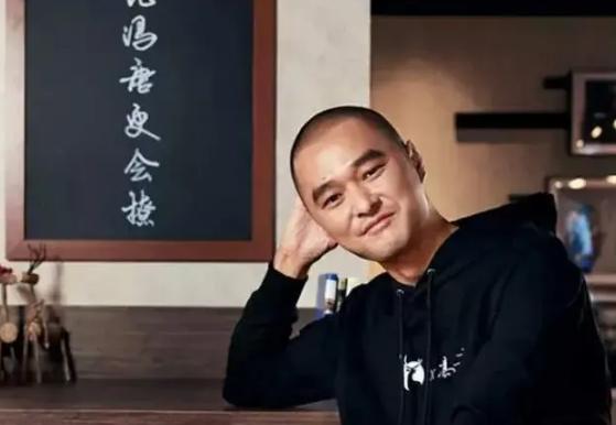 在这个快速变化的时代，我们总是习惯于追寻那些传奇般的人物，他们的人生轨迹仿佛一幅