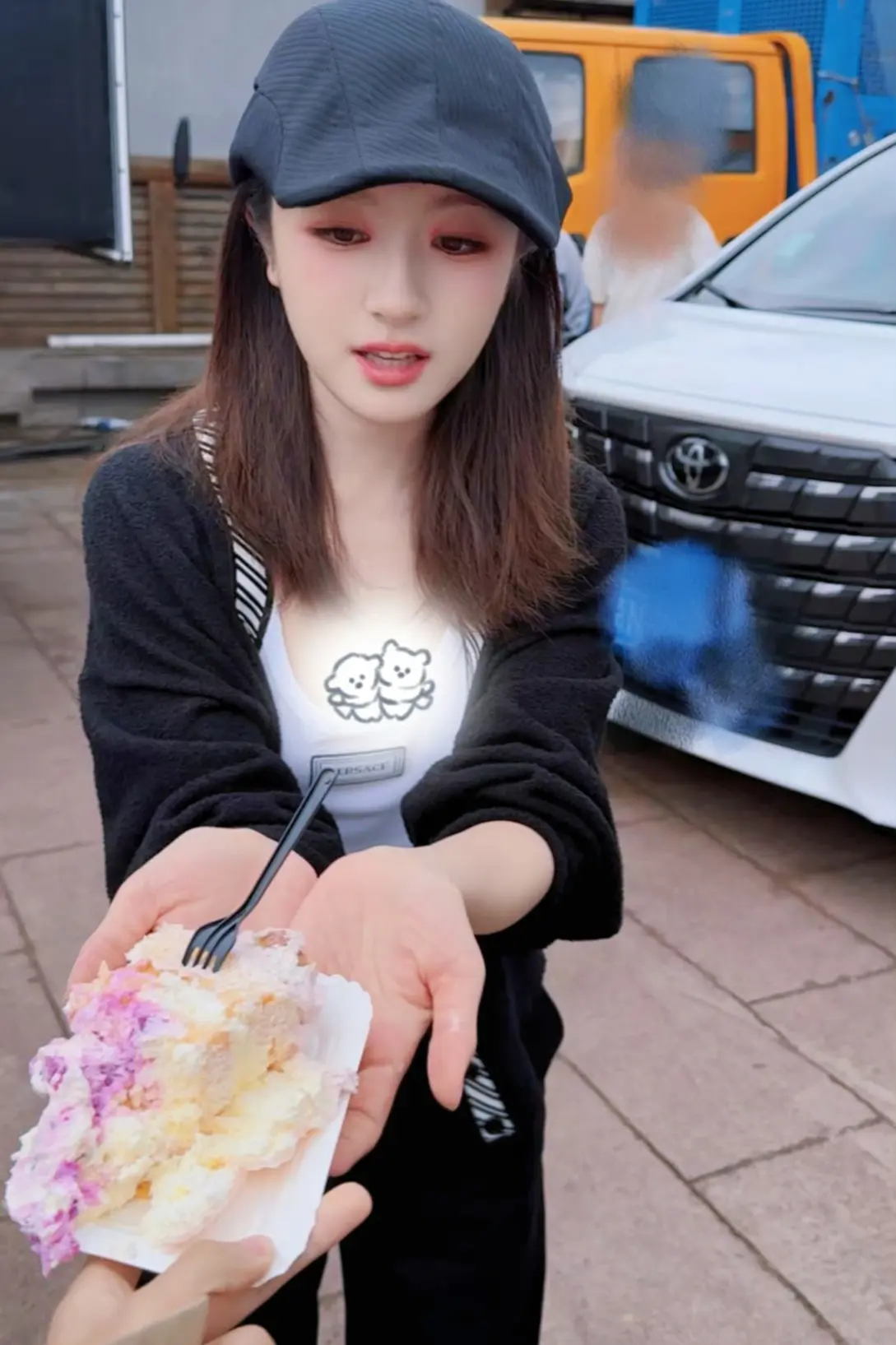 饱饱下班啦，给粉丝分蛋糕呢，一会儿有直播哦