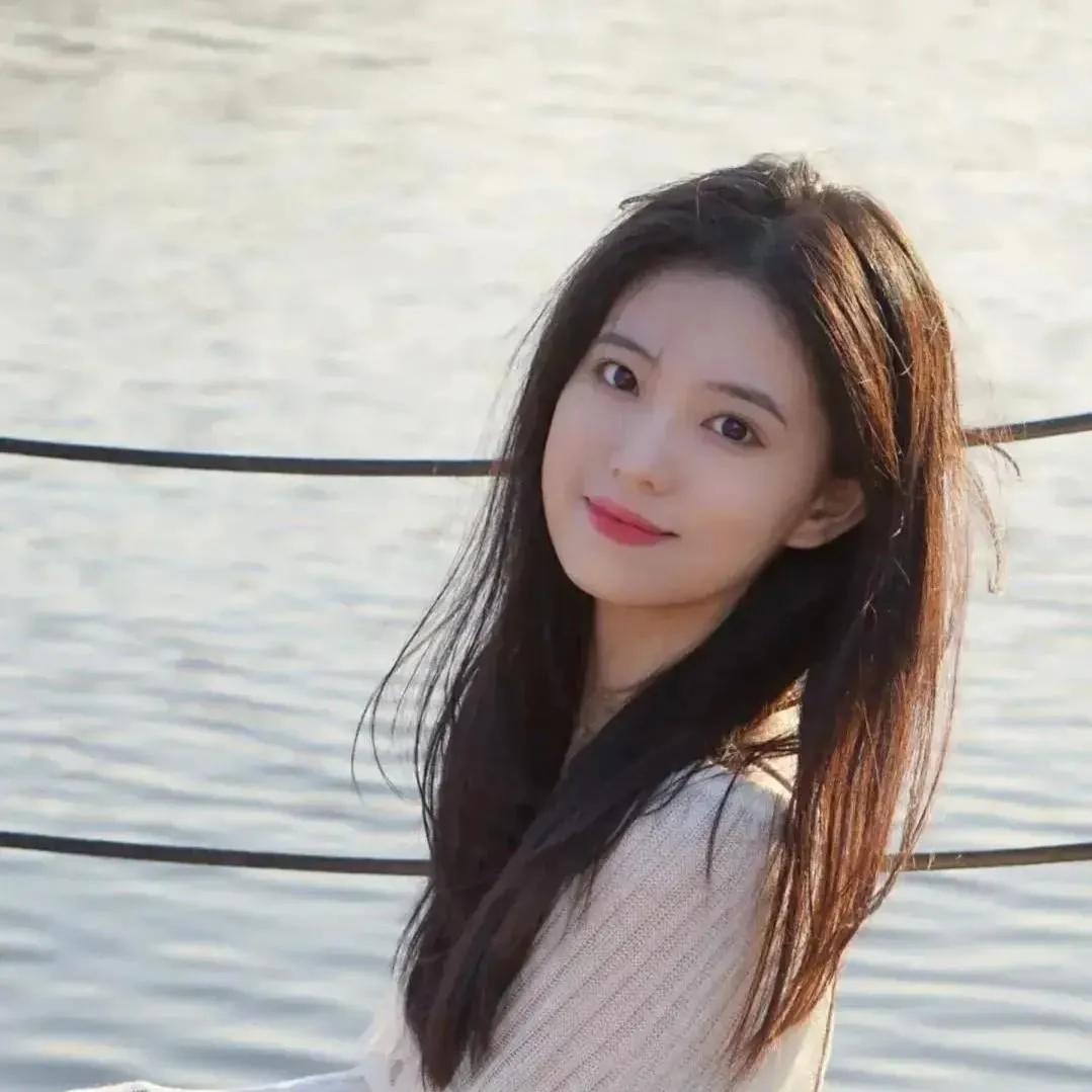 阳光下的温柔女孩，岁月静好温柔美少女 阳光白裙少女 温柔少女 温柔感美女 海边温