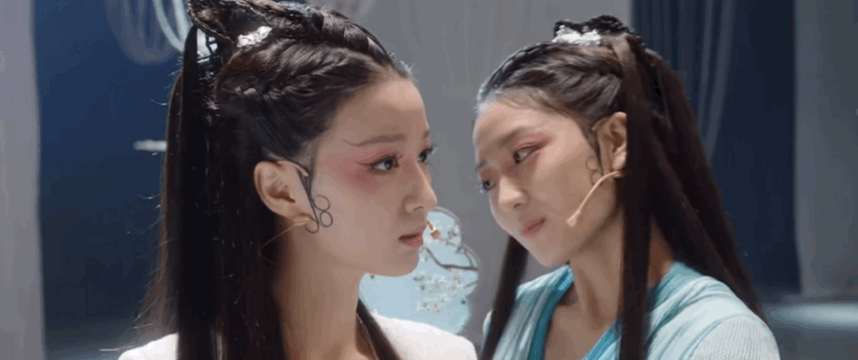 王楚然和曹骏那版的白蛇传里，小青居然是孙千演的……这么看她的扮相没有想象中那么丑