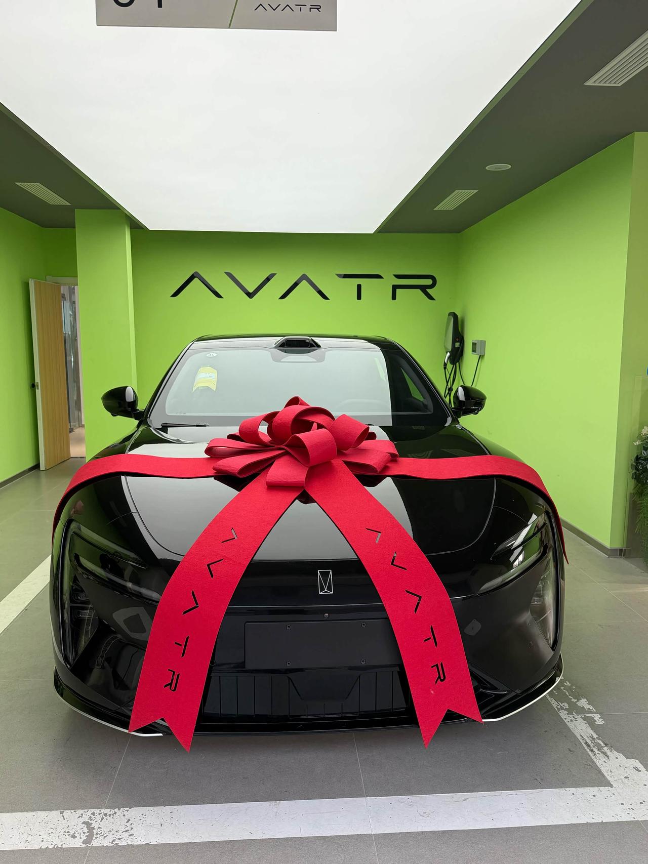 阿维塔汽车近日推出太行智控2.0技术，集成分布式电驱与电磁悬架系统，提升车辆在颠