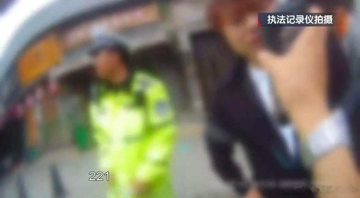 【爱车安全贴士 清晨北京街头，一轿车撞飞骑车人后直接逃逸！司机：我没开车、他是碰