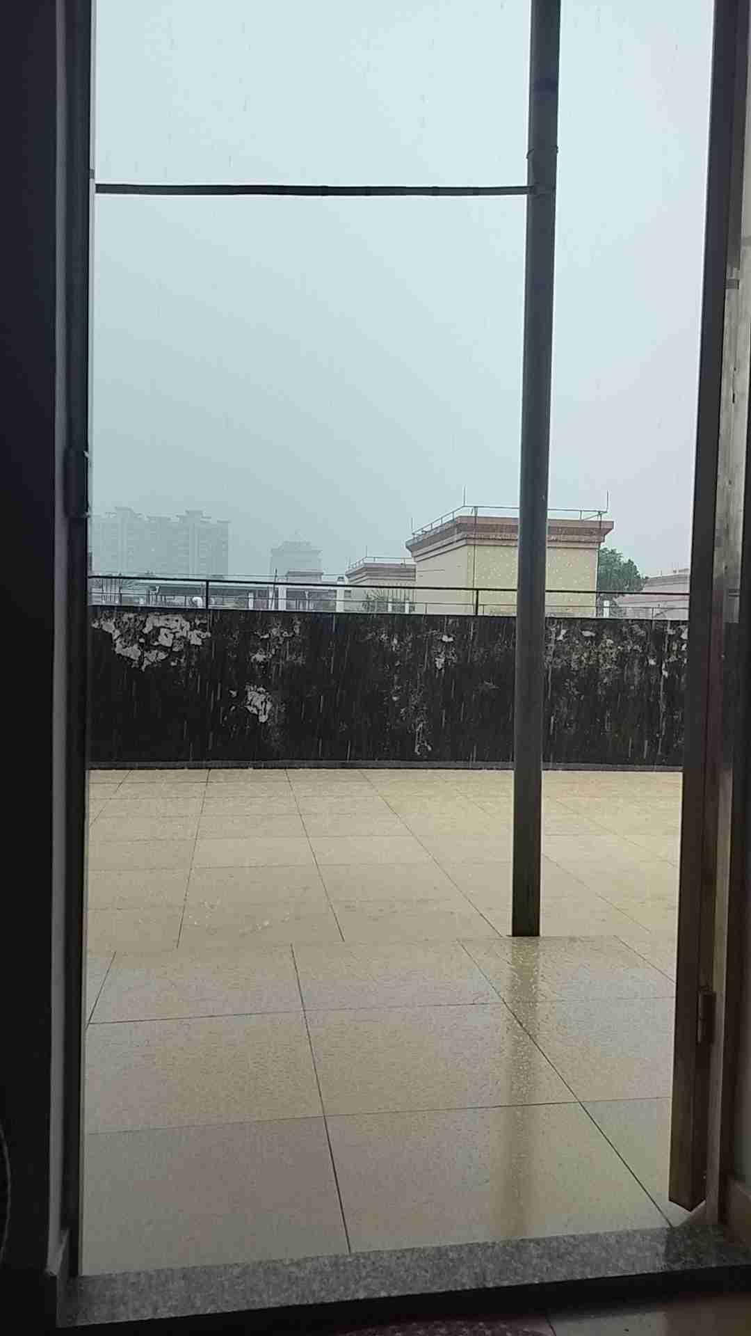 我的今日状态：😁轻松愉快
我这里的天气：🌧下雨
待在家里啥也不干最舒服