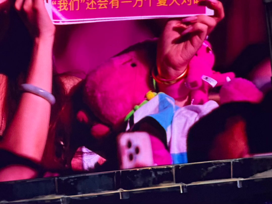 今晚太幸福了！汪苏泷演唱会现场抽了一个阿根廷队粉丝互动，并祝阿根廷和梅西夺冠！我