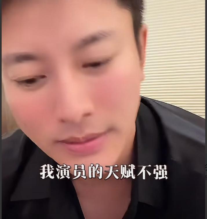 贾乃亮的一段直播切片在全网大范围传播，画面里他原本正按节奏介绍产品，看到观众关于