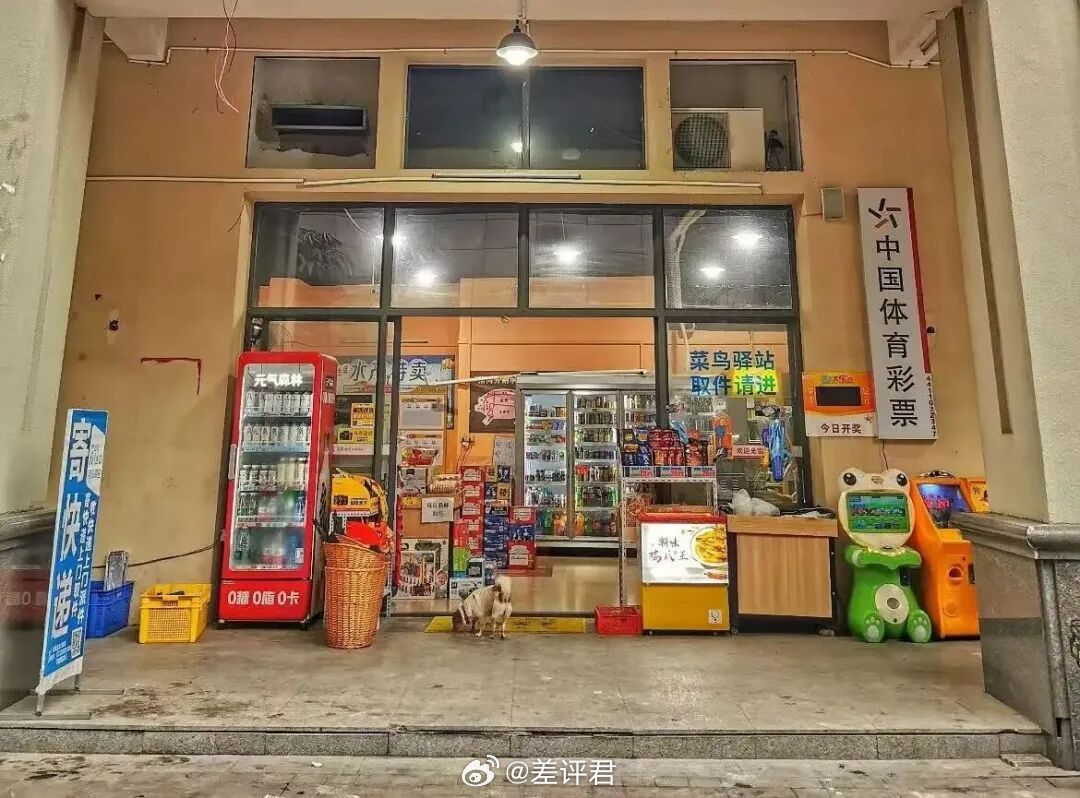 #快递驿站派件11万赚3000# 在多数人的刻板印象中，快递驿站几乎就是小成本、