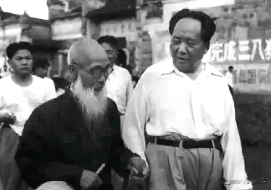 在中国历史上，一切统治阶级都害怕人民群众造反，总是千方百计处心积虑防备人民群众造