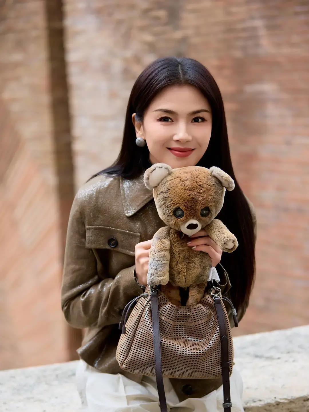 3天颈纹淡一半，真事
 
我姐上周被娃喊奶奶，当场破防。回家翻出瓶过期维A酸，混