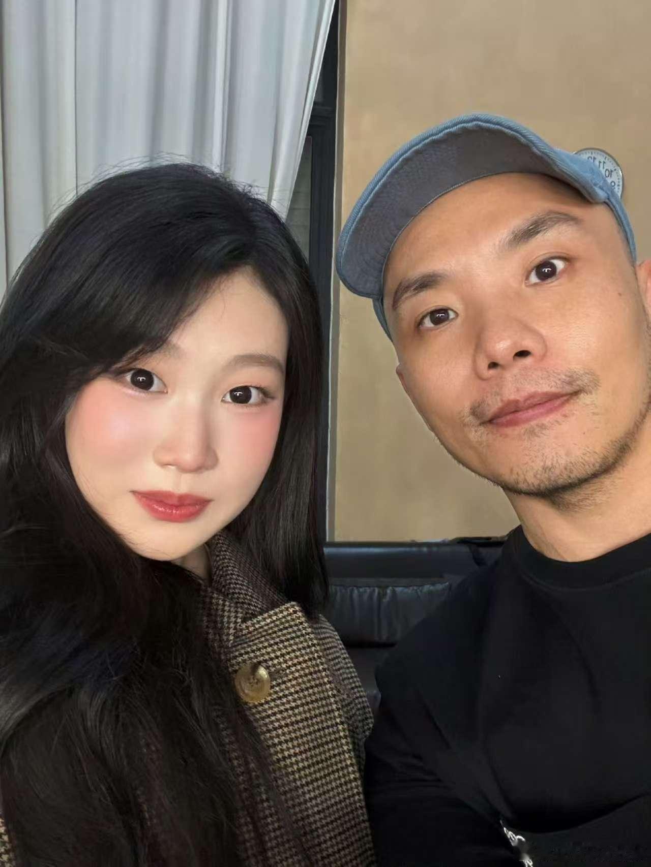 王亚飞晒与沈佳润合照王亚飞为沈佳润化的出道首封妆王亚飞为沈佳润化的出道首封妆，好