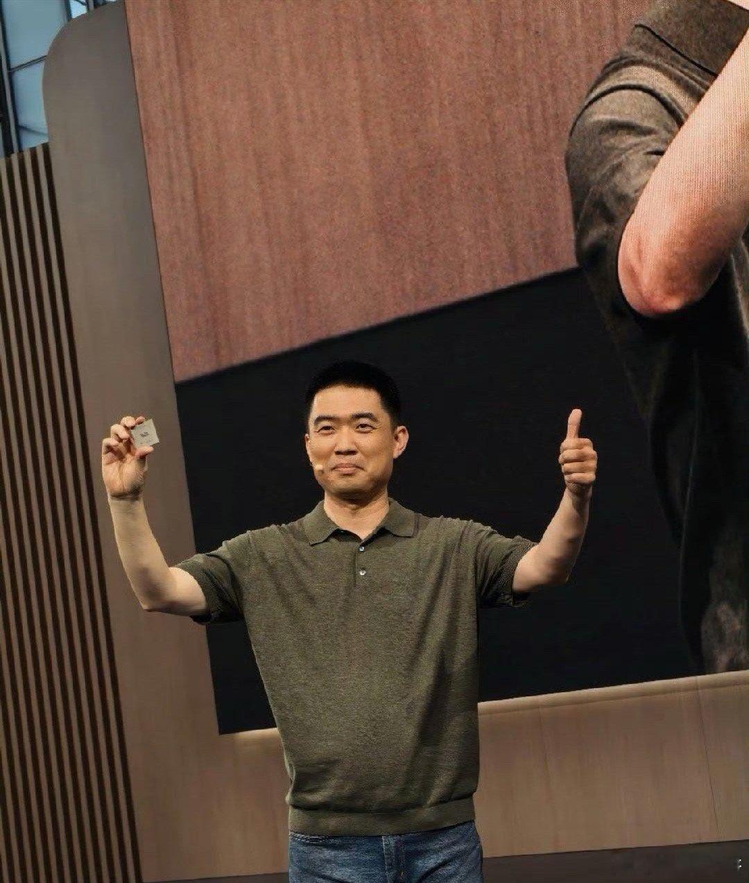 李想哥这么有意思吗～先是玩起举桌子的趣味梗，紧接着又说想去和全球性能顶尖的AI芯