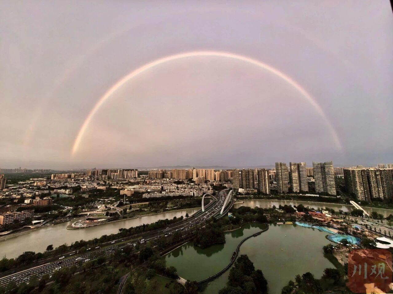 宽窄观察 成都的天：刚才还是“黑脸包公”，下一秒就掏出了彩虹糖，还顺便喷了个“火