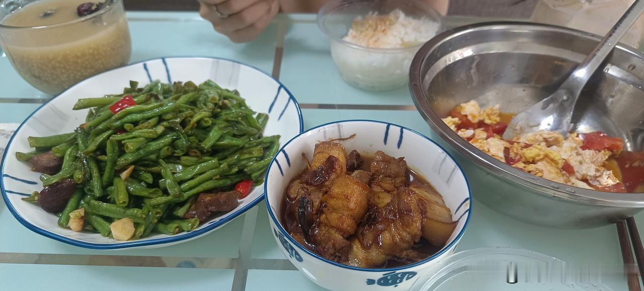 在北京的出租屋，给女儿做饭的第8天了。
今天做的饭是，炒豆角，红烧肉，西红柿炒鸡