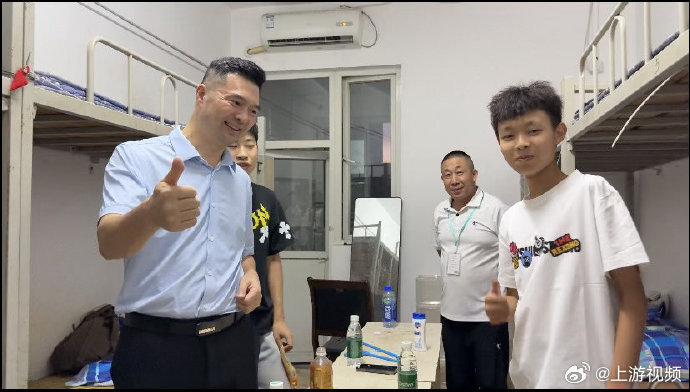 #老师迎新见到29年前学生的儿子报到#【29年后，学生的儿子又来报到啦！】#时隔