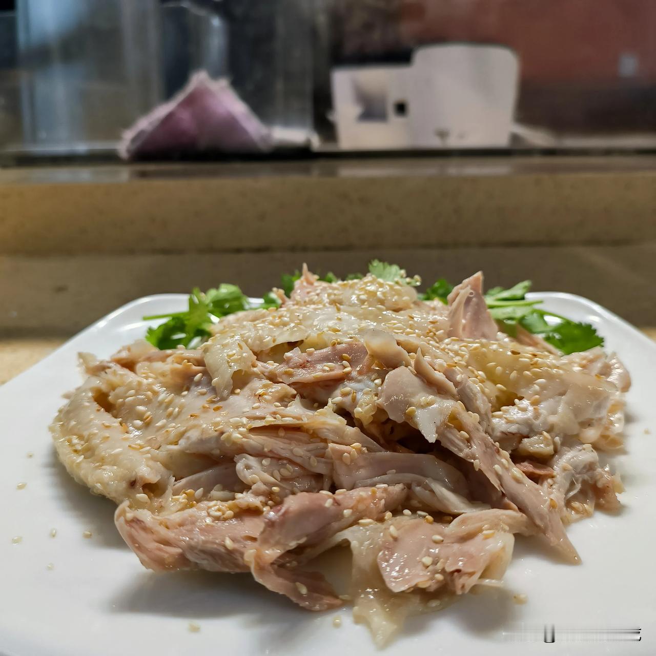 就是这么简单纯粹、有滋（鸡）有味
招牌盐焗手撕鸡，征服嘴刁老广
盐焗手撕鸡作为老