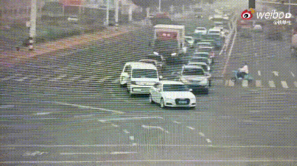 侥幸可以万次，梭哈只需瞬间。
这是一段交通安全警示教育视频，男子骑车横穿马路，他