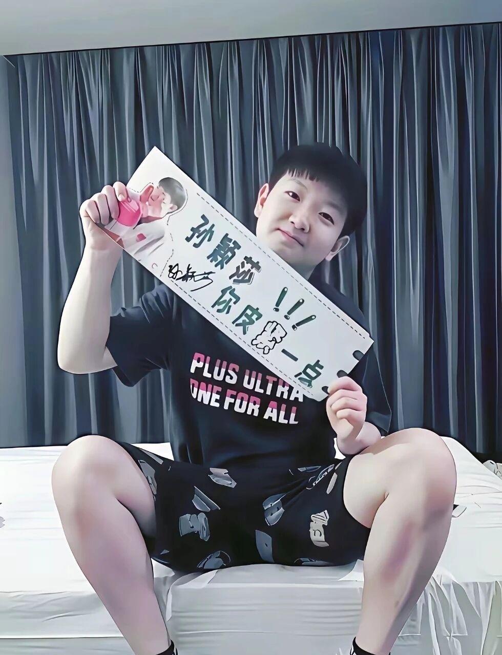 最喜欢孙颖莎可爱！没有一点世界冠军的架子！

样子可爱！圆脸、大眼睛配上婴儿肥，