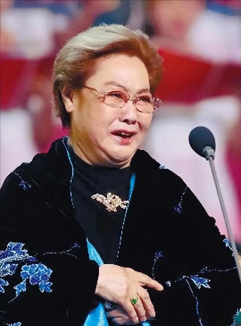 97岁郭兰英走了，生前遗愿不设灵堂不追悼，一条大河波浪宽唱哭几代人。

讣告是凌