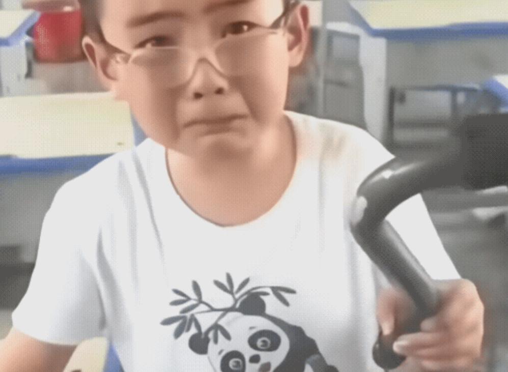 太让人心疼了！小男孩的拐杖被同学折断而无法离校，独自一个人在教室里待着，直到看到