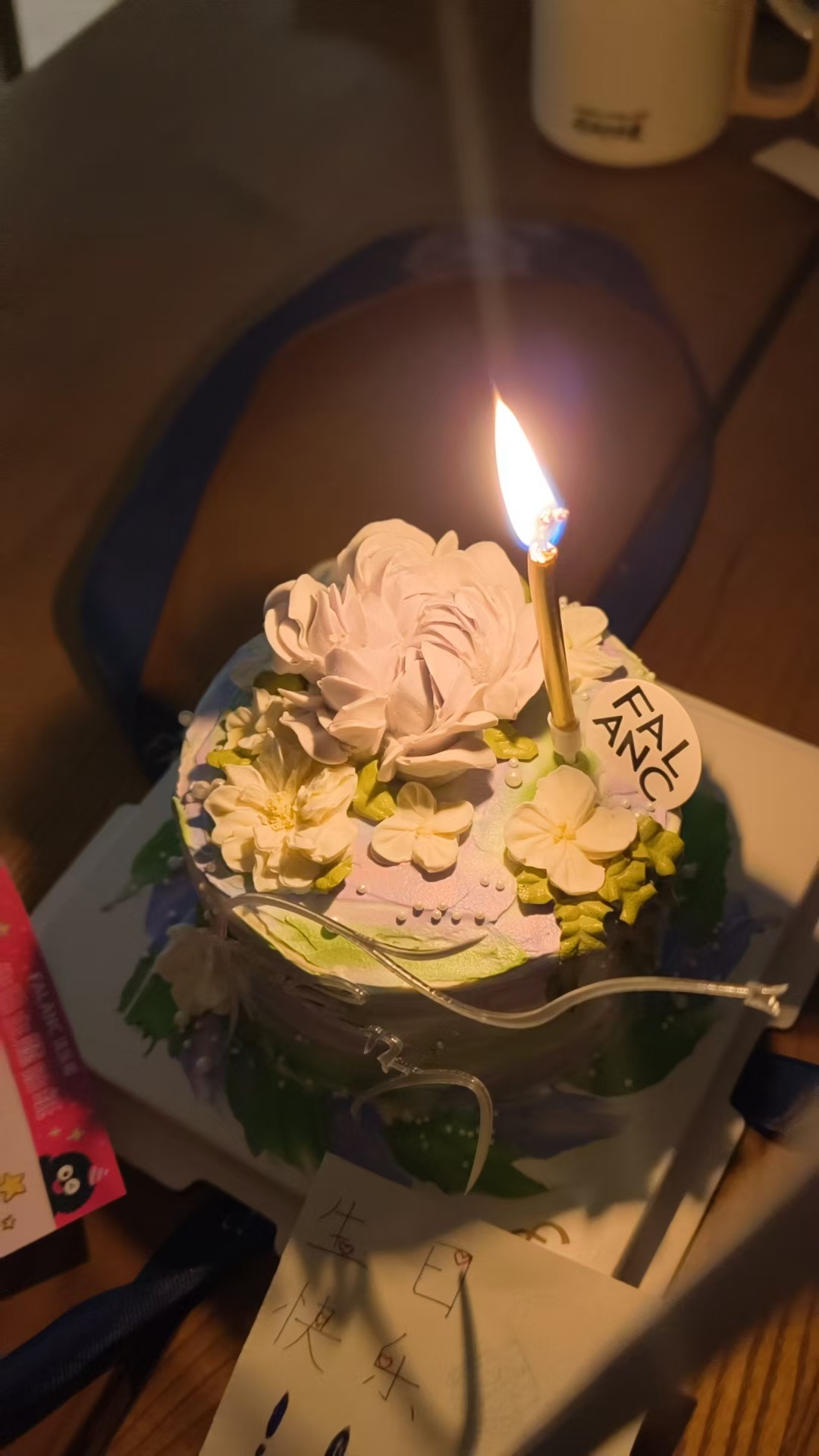 昨天，大美给姥爷选了一个繁花盛放的蛋糕，过了一个简单的生日。蛋糕代表姥爷饱经世事
