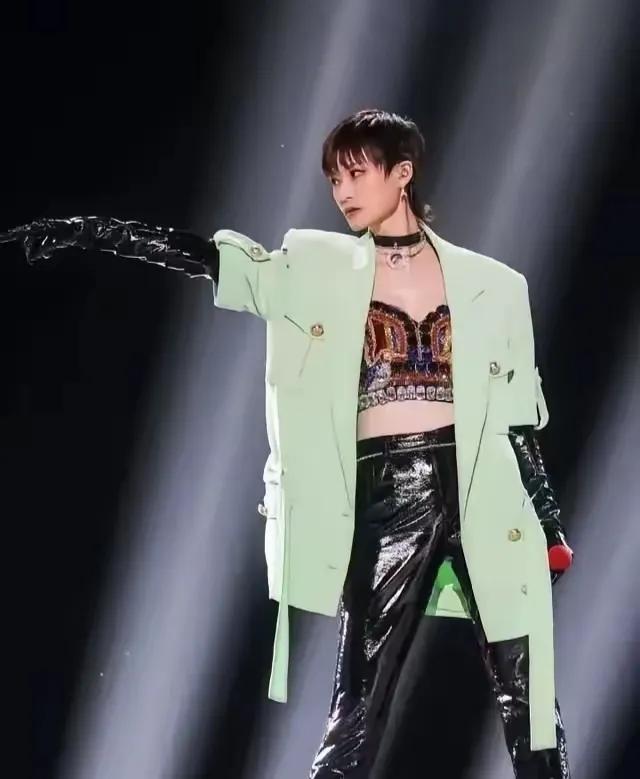 抛开固有的偏见看李宇春，她无论五官还是体型也是个顶级的美女。固然不是那种传统的，