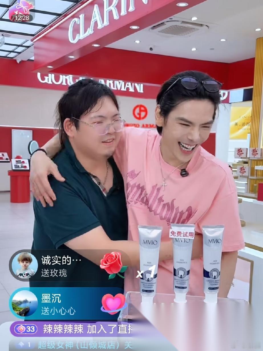 以前总听人说没人能随随便便成功，现在世道真不一样了。向佐带弟弟直播明眼人都看得出