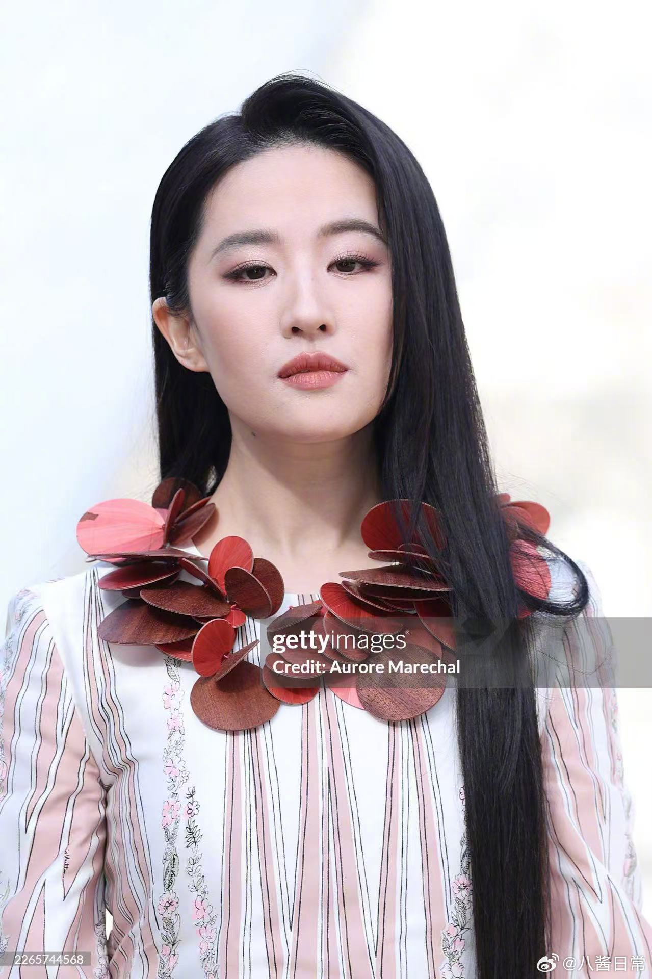 刘亦菲、周冬雨、全智贤、Lisa 巴黎时装周LV大秀外网生图Lisa看秀造型刘亦