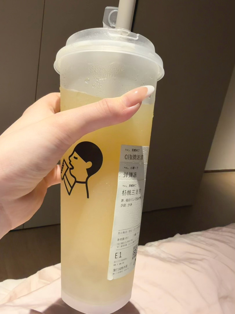 喜茶的这个杨桃三重甘好好喝啊，酸甜的 而且还很低卡，解腻又清爽