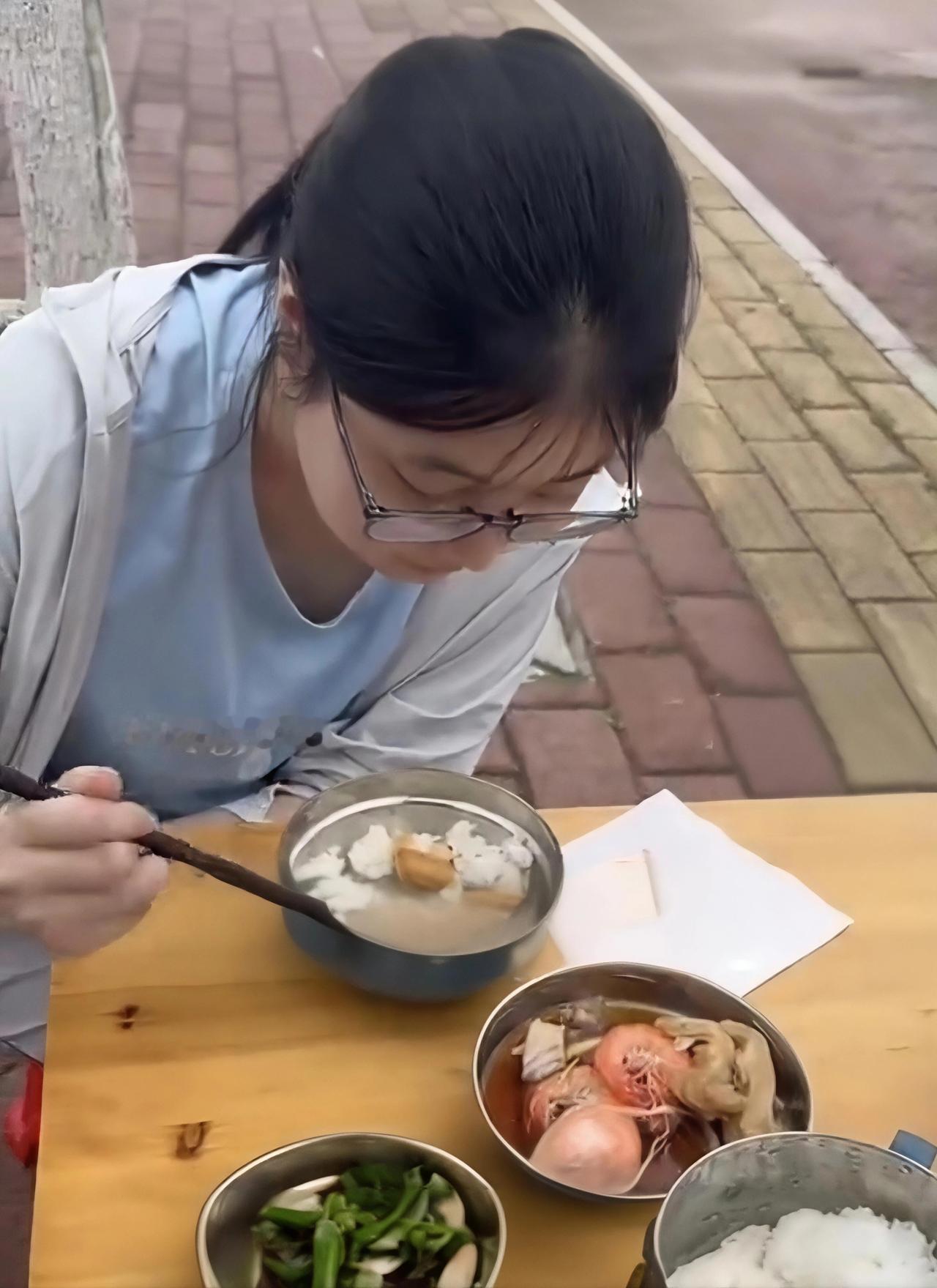 这两天高考，咱南阳一位家长的做法给我看难受了。

闺女肠胃不好，吃外面的东西容易