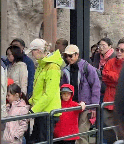 撒贝宁带着老婆孩子去景区游玩，被游客团团围住面露窘迫，相反老婆李白自顾自欣赏风景