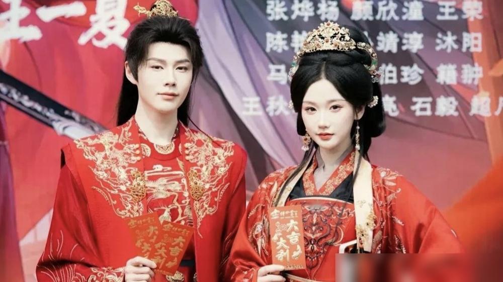 都说这剧是权谋天花板，我差点信了。直到我看见他们造反，跟小孩过家家似的，一队兵还