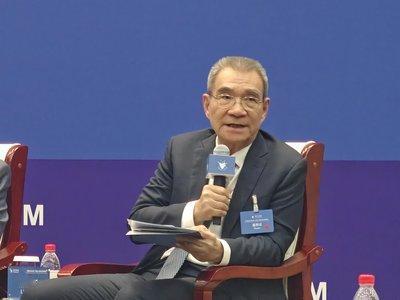 大学者林毅夫说了，东大最晚明年将迈入高收入国家。这话惊到人了。

他说高收入国家