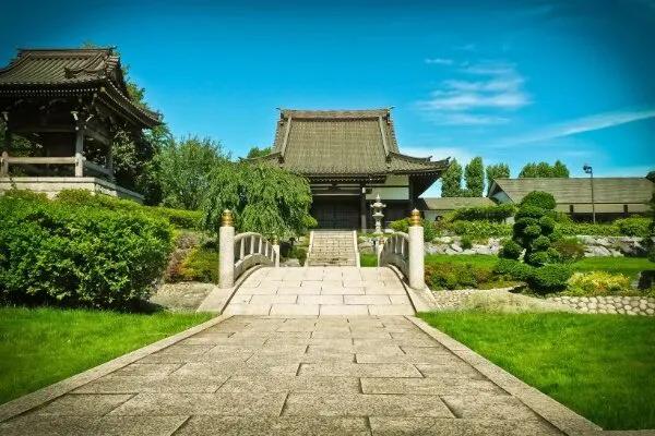 那种平日里不相往来，遇事才登门拜访、送礼示好，骤然热络之人，实乃小人行径。
自此