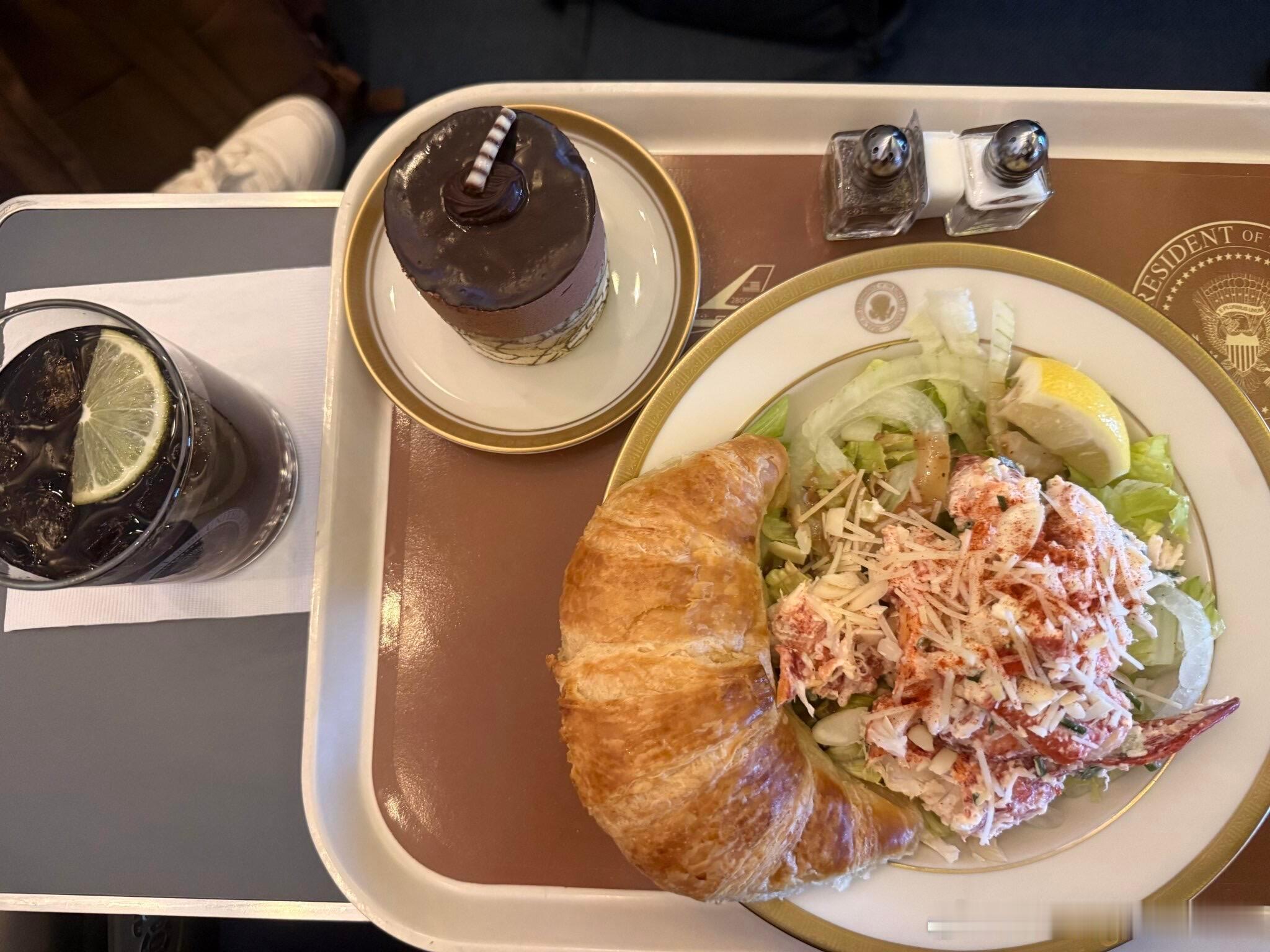 本次川普访华的总统专机，飞行了16 小时，途中用餐3次。途中，随行记者晒出了总统