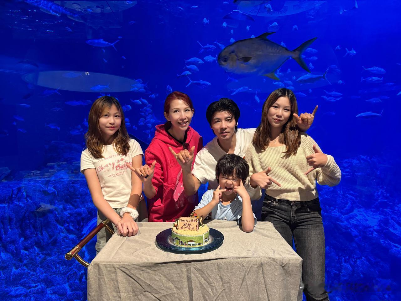 11月16日，重庆媳妇蔡少芬发文为儿子庆祝6岁生日，并晒出一家人的庆生合照，他们