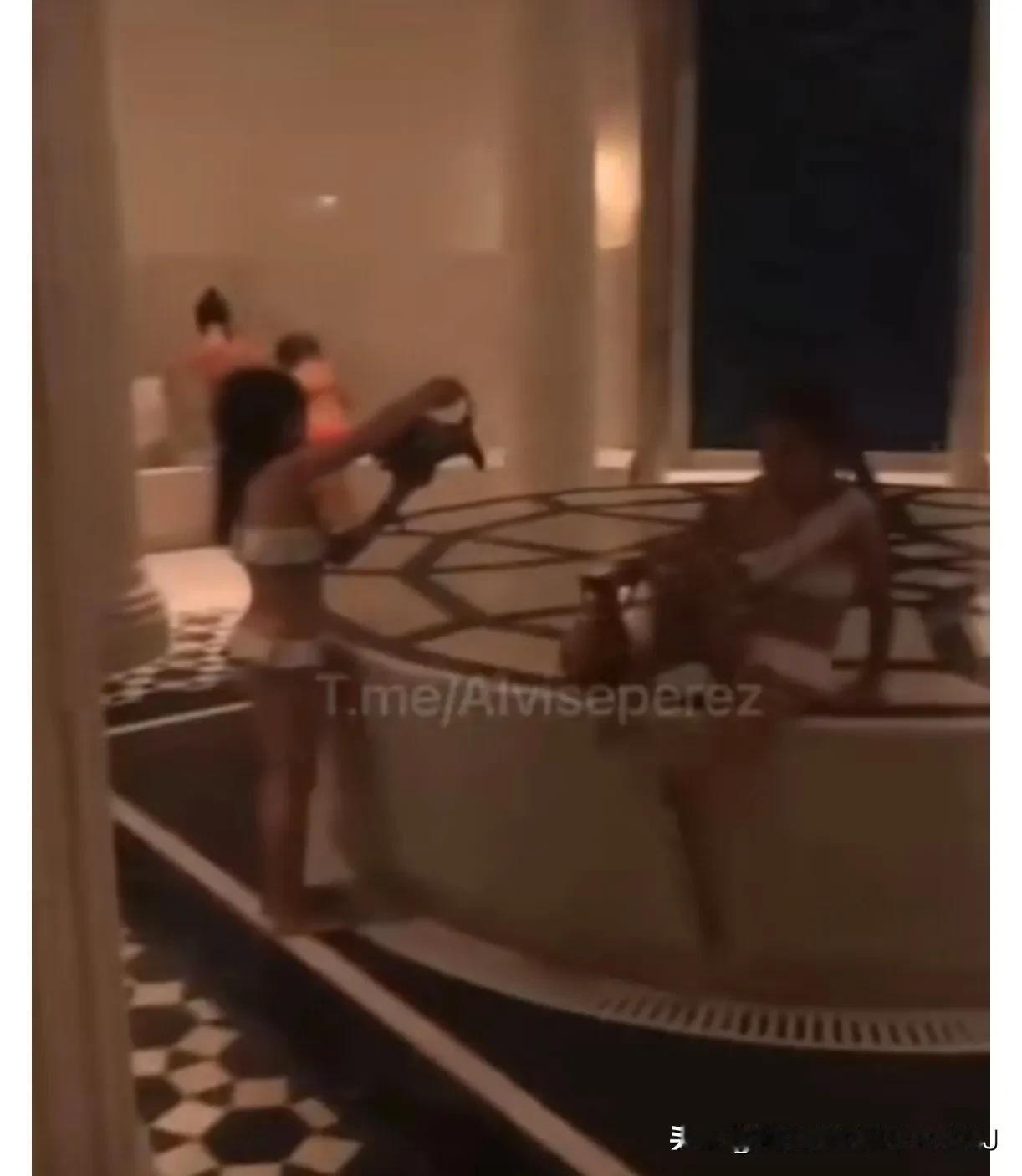 爱泼斯坦的岛上流出的视频之一，提供服务的全是小女娃。不得不说白皮是世界上最变态的