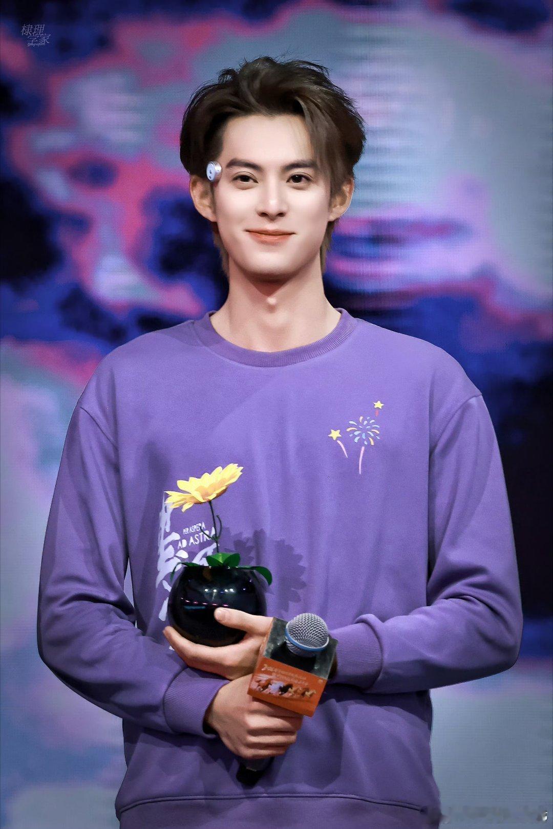 王鹤棣在嘴里炒了盘川菜 俩人互动像现场爆炒，梗一个接一个，王鹤棣这慌乱模样真的越