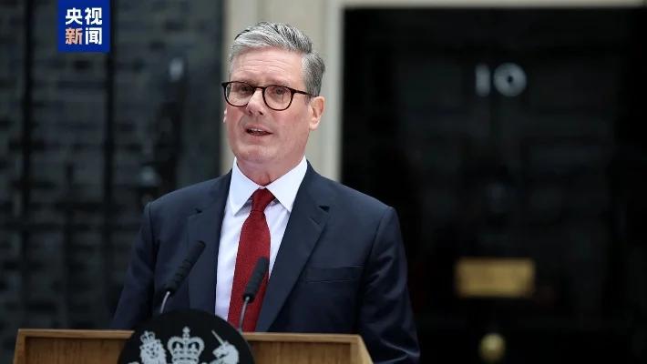 斯塔默太紧张，不会走道了！本来走在右侧，检阅仪式开始，按外交礼仪，斯塔默要走在左