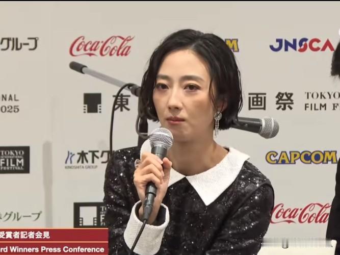 站在王传君旁边的是桂纶镁
我惊讶了
事实证明女人减肥真的不能减过头了，不然出现断