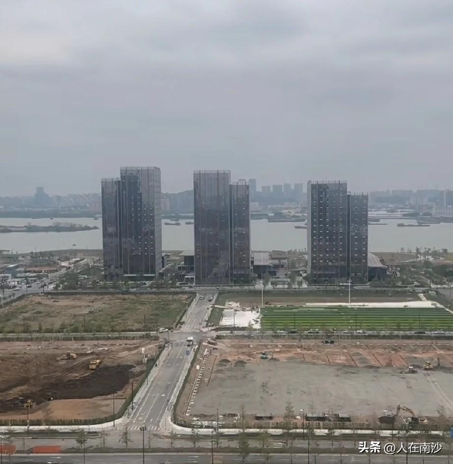 不止公园，横沥岛尖竟然新增了一个球场，位置就在期货产业园南侧。话说这个地块不是期