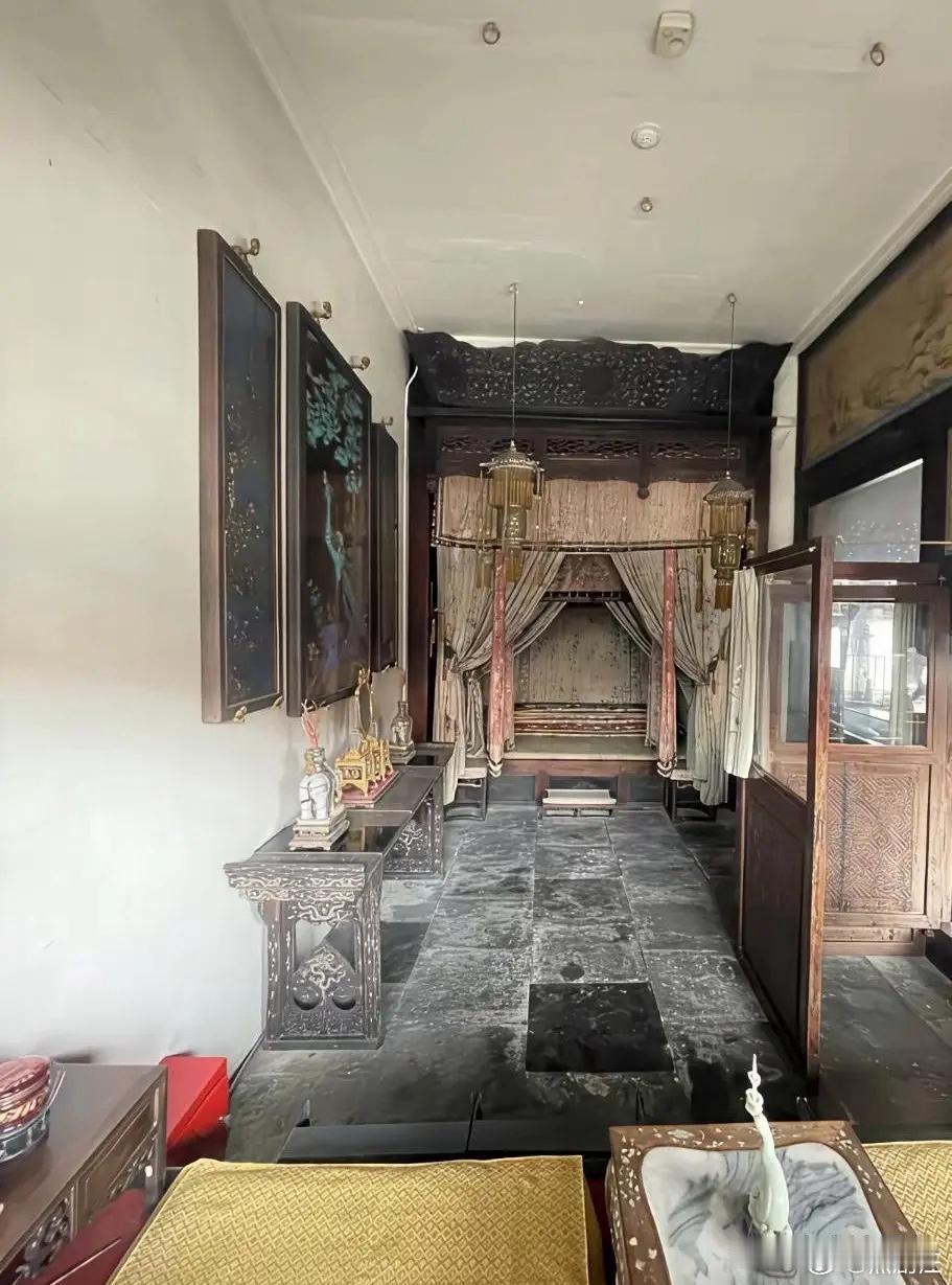 这是慈禧太后昔日住的褚秀宫卧室，与影视剧内明晃晃，亮堂堂，富贵繁华不一样的是，显