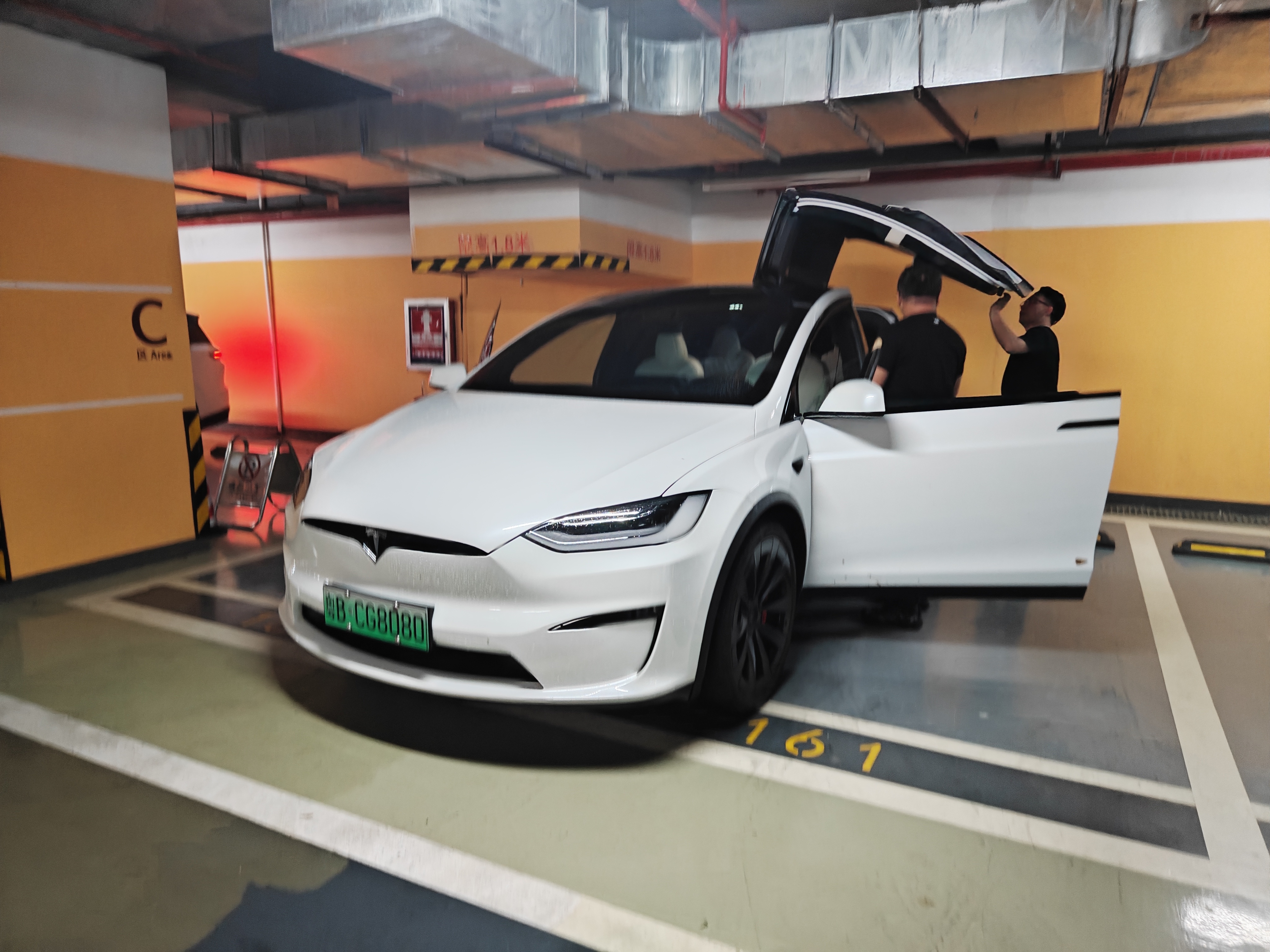 顶着台风，我们来试一下Model X。车内储物空间又没有，坐在第二排还颠。只能说