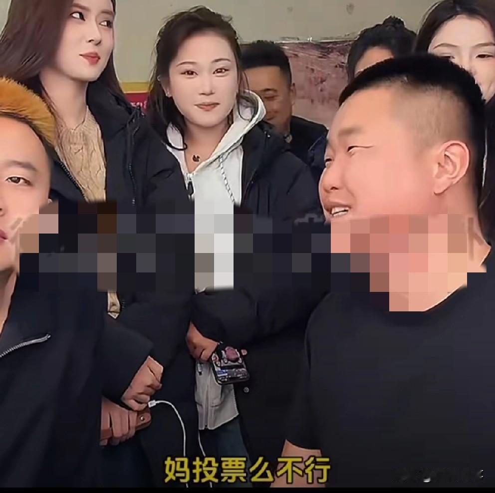 小炮子吐槽女徒腿腿节奏霸屏，没赢名次太丢人。

         小炮子回村开播