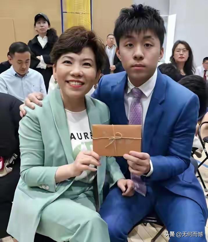 邓亚萍的丈夫林志刚，也是前国乒主力，拿过世界杯男团冠军，当年在国家队里，两人既是