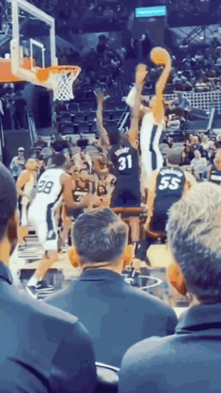 这是谁呀？
直接被文班亚马给扣懵了！
心里肯定在想，我一定是见鬼了。