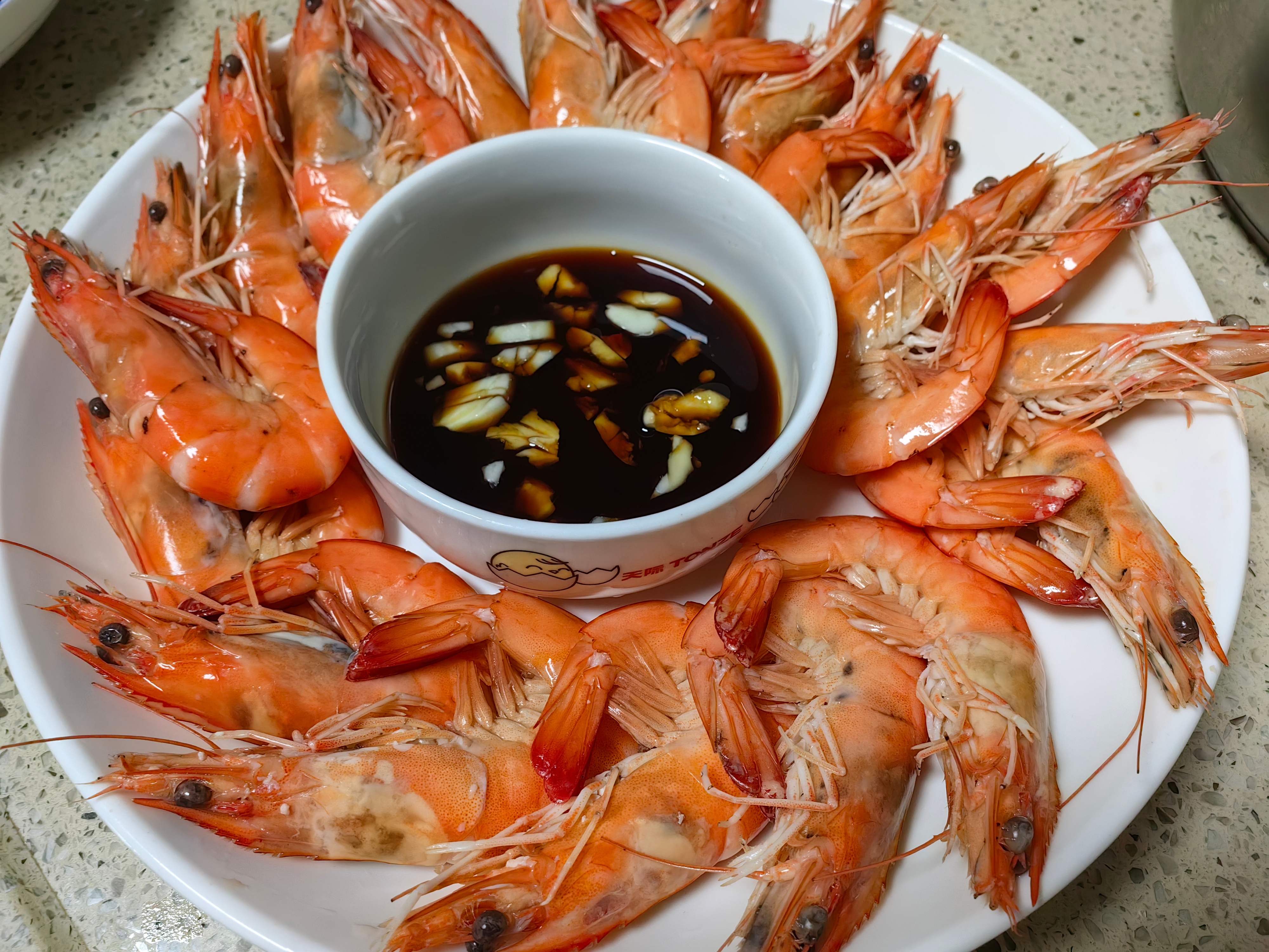家常菜 大鱼丸汤，白灼虾，炒菜花，卤肉卤蛋。青红椒炒大鱿鱼。 