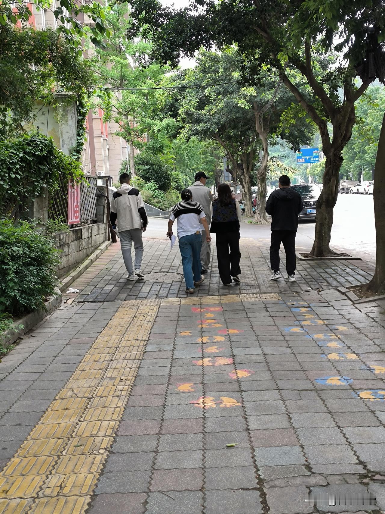 可能很多人在想，这世上有那么多寂寞孤独的人，为什么不能抱团取暖呢？
其实寂寞的人