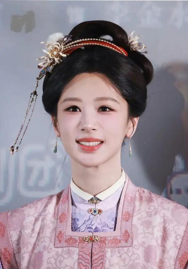 晒图笔记大赛杨紫里面穿紫色的打底衫icon，外面套着粉色的坎肩，两件衣服叠穿的效