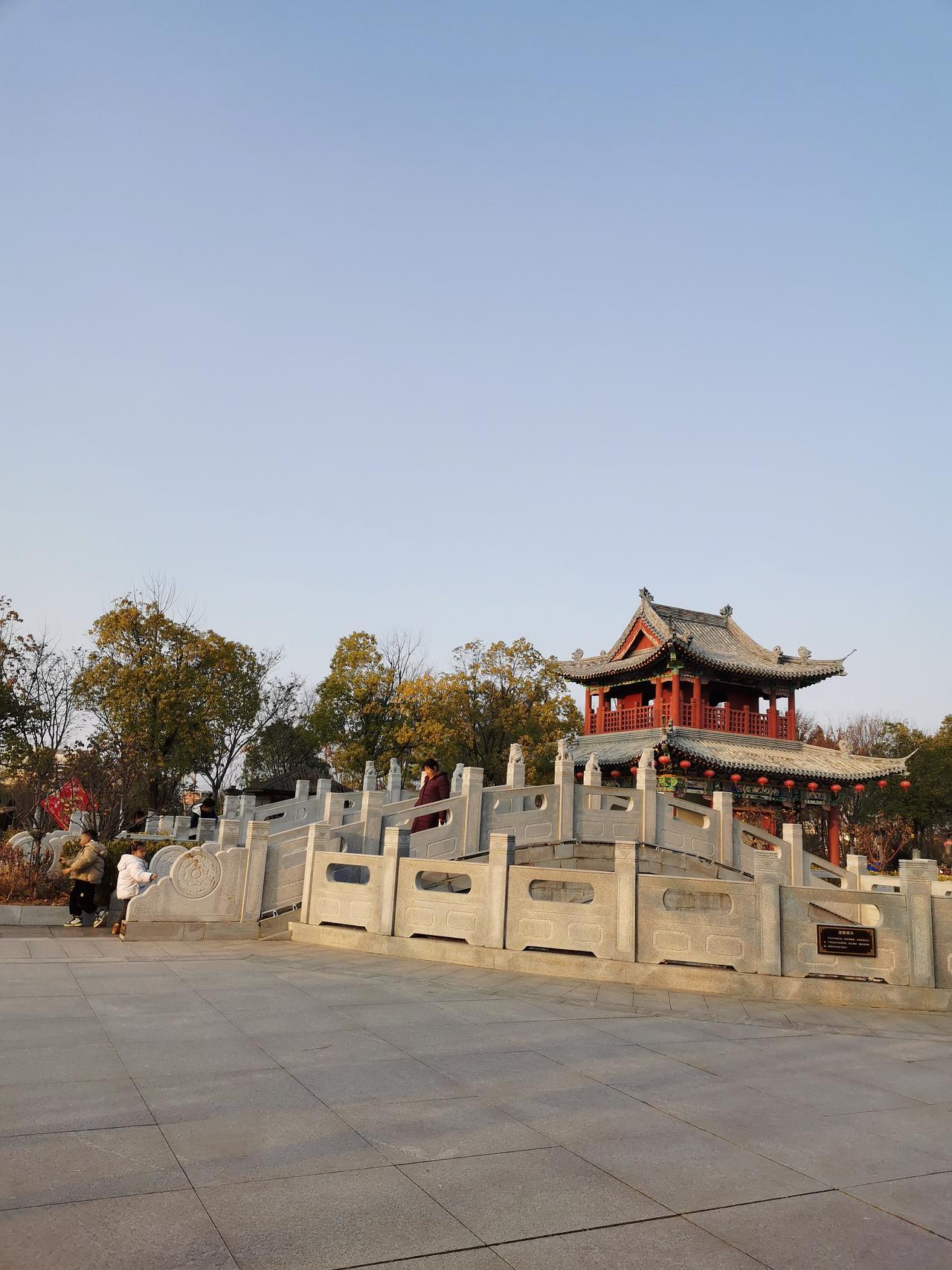 鲁迅先生写：“院里有两棵树，一棵是枣树，另一棵也是枣树。”

小女不才，仿写如下