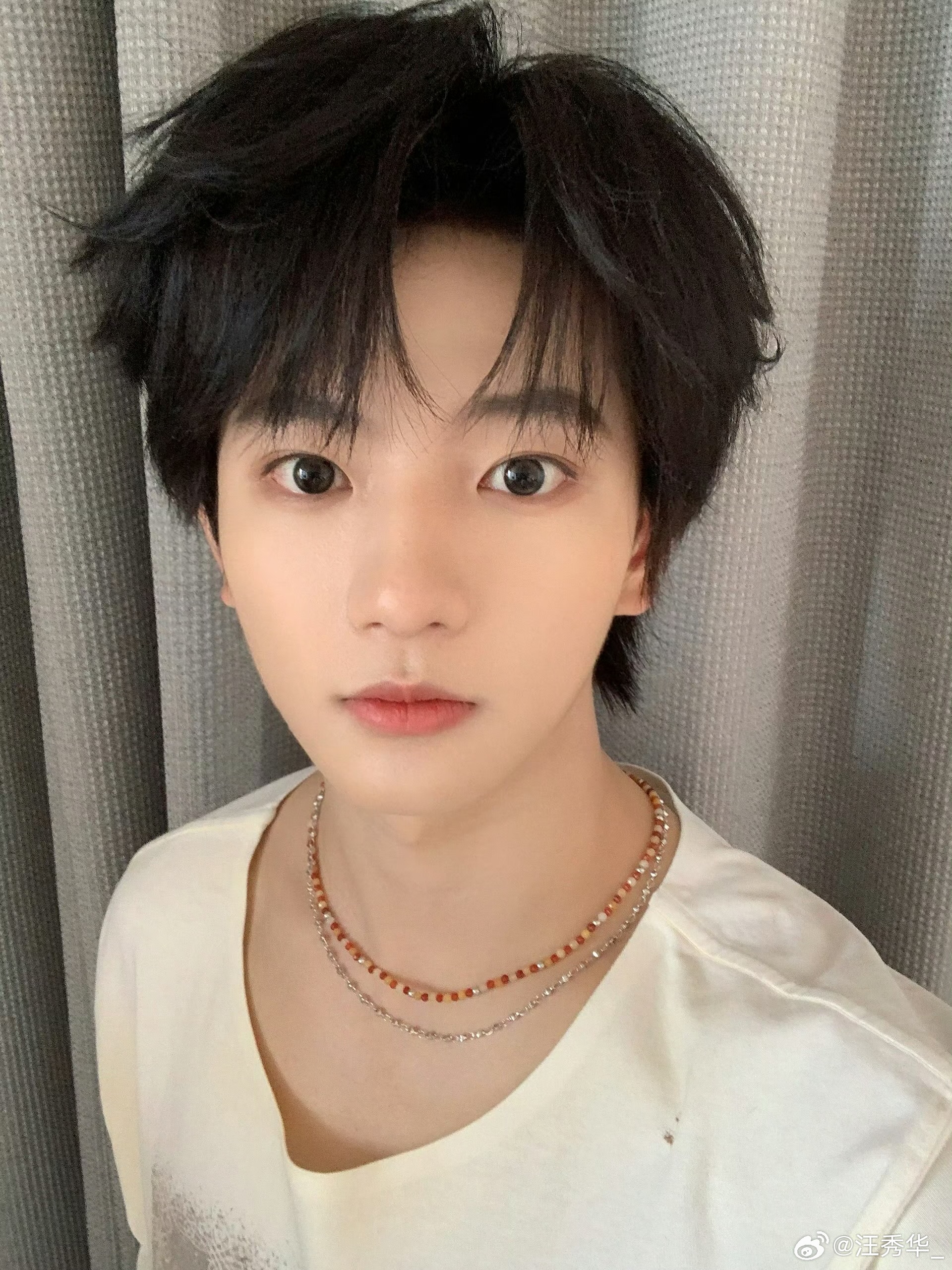 穆祉丞手绘杨迪海报 恩仔也太会了！亲手手绘彩虹屁海报，爱心眼+小蜜蜂萌度超标，认